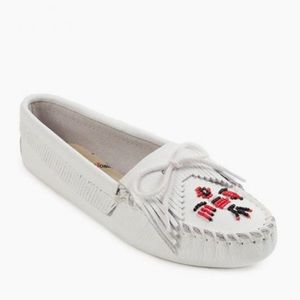 Worn once! Like new! Minnetonka Thunderbird Softsole in White size 8